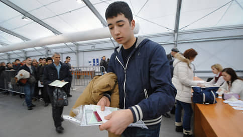 Высылаемых мигрантов включили в сеть // МВД запустило обещанный реестр контролируемых лиц