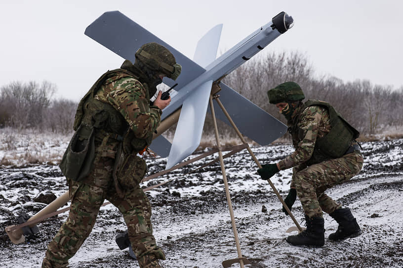 Операторы 155-й отдельной гвардейской бригады морской пехоты во время боевой работы барражирующего боеприпаса «Ланцет»