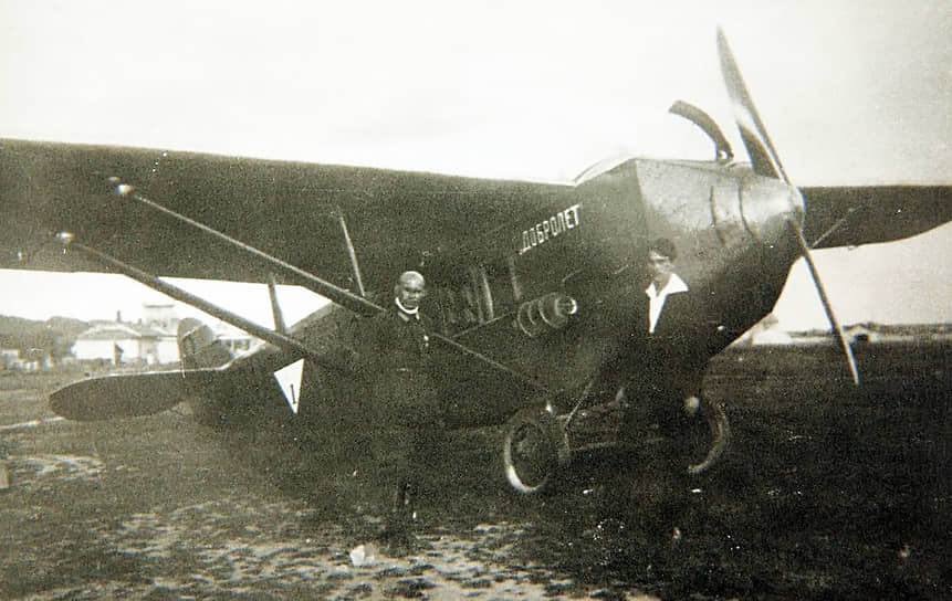 Первый советский пассажирский самолет АК-1 совершил первый полет 8 февраля 1924 года. В том же году была образована авиакомпания «Добролет», а самолет получил имя «Латышский стрелок» и выполнял регулярные рейсы. Но рассчитанный на двух пассажиров деревянный самолет уступал самому популярному тогда в мире цельнометаллическому Junkers F 13, так что до серии не дошел, хотя и показал себя надежным и простым в управлении