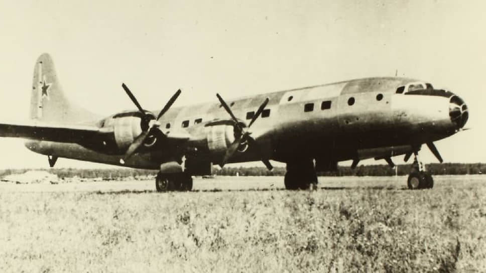 Ту-70 — гражданская версия бомбардировщика Ту-4, копии американского B-29. Для ускорения работ в Ту-12, как его называли сначала, использовали части разобранного B-29. Самолет взлетел 27 ноября 1946 года. Его оборудовали для высокопоставленных пассажиров: в носовой части каюты люкс, в хвостовом салоне 26 кресел первого класса. С 1948 по 1954 год он использовался как ВИП-транспорт, уже под названием Ту-70