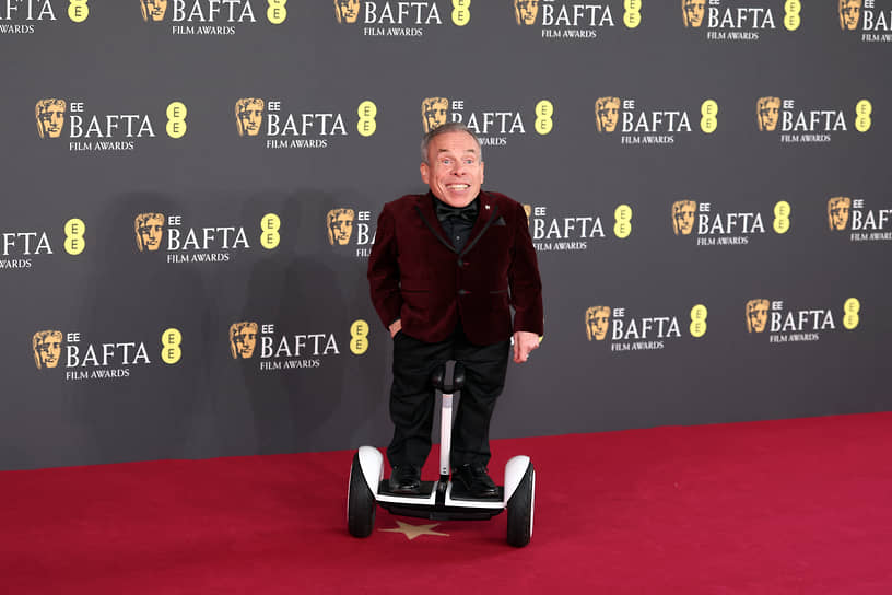 Актер Уорик Дэвис был удостоен стипендии BAFTA в знак признания выдающихся достижений в области киноискусства