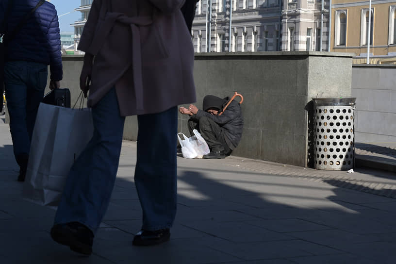 Бездомный на улице в центре Москвы