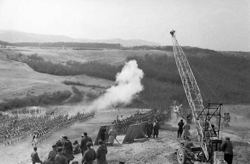 На съемках фильма «Война и мир» (1963) режиссера Сергея Бондарчука.&lt;br>
От идеи снимать Бородинское сражение непосредственно на месте исторических событий режиссеру пришлось отказаться, поскольку на Бородинском поле установлены мемориалы русским солдатам. Тогда была выбрана локация под городом Дорогобужем Смоленской области, похожая по рельефу. В съемках были задействованы, по разным оценкам, от 13 до 15 тыс. солдат, более одной тысячи кавалеристов, использовано 23 т взрывчатки, 40 тыс. л керосина и было произведено более 12 тыс. взрывов
