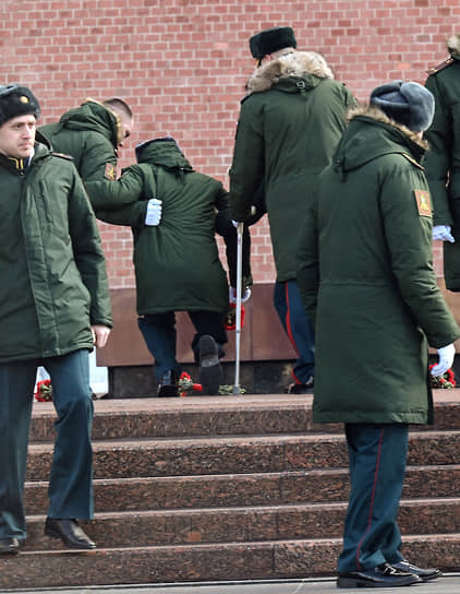 Военнослужащие и участники СВО во время церемонии возложения цветов к Могиле Неизвестного Солдата