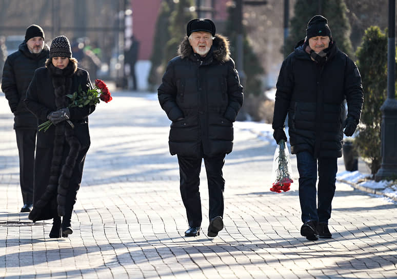 Главный редактор газеты «Московский комсомолец» Павел Гусев (в центре)