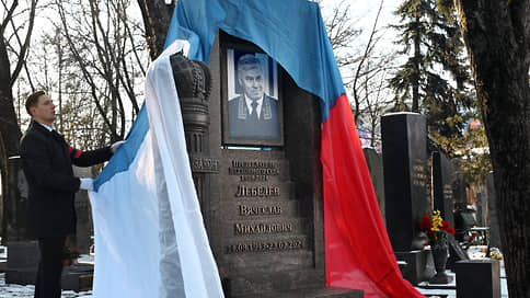 Открытие памятника Вячеславу Лебедеву // Фоторепортаж