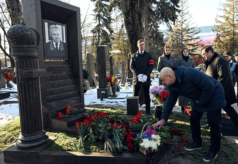 Памятник бывшему председателю Верховного суда России Вячеславу Лебедеву 