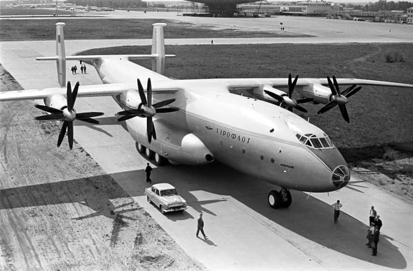 Ан-22 многократно выполняли гуманитарные миссии по всему миру. Летом 1970 года Ан-22 совершили в общей сложности 60 рейсов в Перу, где из-за сильного землетрясения погибли более 70 тыс. человек. В том же году Ан-22 доставлял грузы в пострадавшую от наводнения Индию. В 1972-м на одном Ан-22 было вывезено 700 советских граждан из охваченного революцией Египта. В теории грузовая кабина Ан-22 была рассчитана на 290 солдат, но во время эвакуации комфорт уже не столь не важен