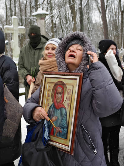 Верующие у часовни Святой Блаженной Ксении Петербургской в День ее памяти