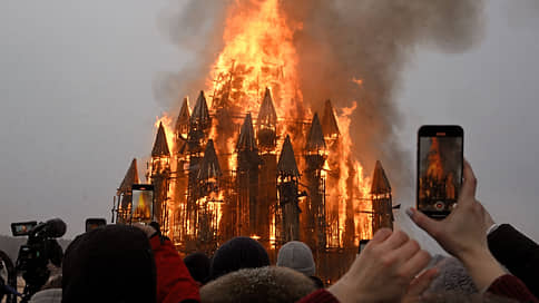 В Никола-Ленивце на Масленицу сожгли 26-метровый замок из мельниц // Видеофакт