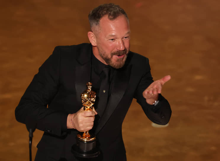 Ли Сандейлс с премией «Оскар» за лучший дизайн за фильм «Злая: Сказка о ведьме Запада»
