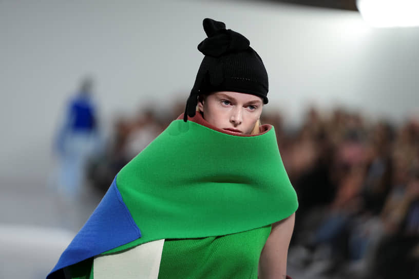 Показ коллекции Issey Miyake