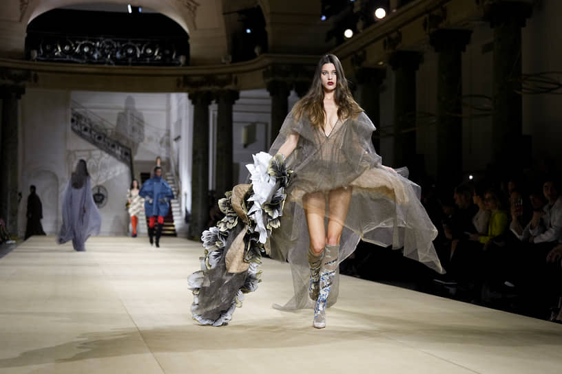 Модель в образе Vivienne Westwood