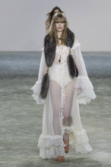 Модель на показе Chloe Ready to Wear 