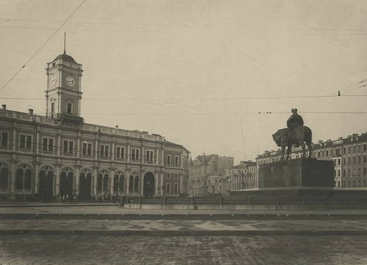 Петербургский памятник Александру III был открыт в 1909 году вовсе не там, где он стоит сейчас, а на площади перед Николаевским (ныне — Московским) вокзалом