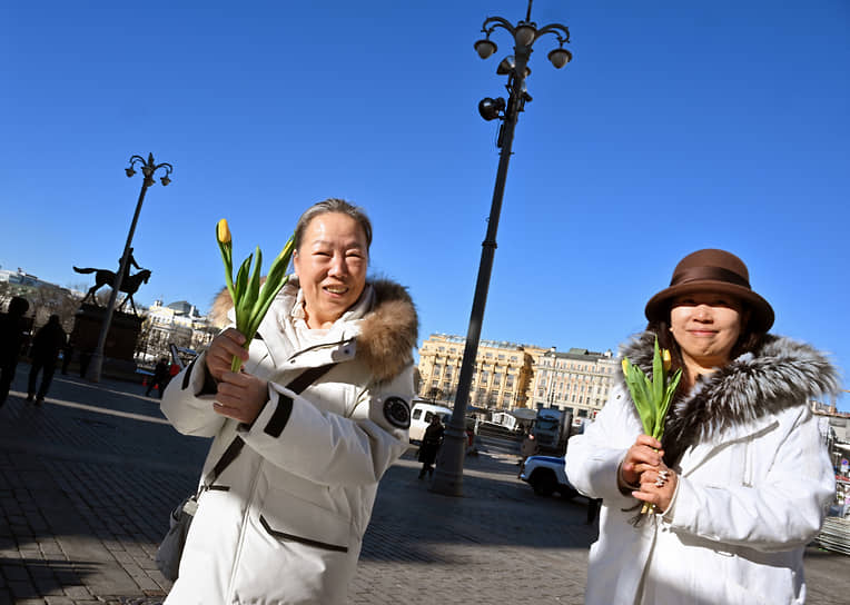 Празднование 8 марта около станции метро «Площадь революции»