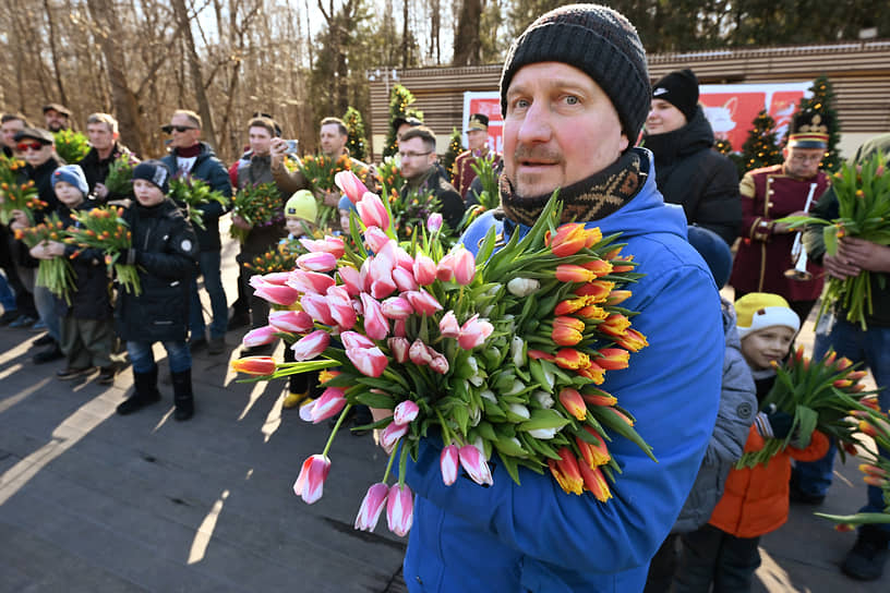 Участники и зрители цветочного забега в парке «Фили»