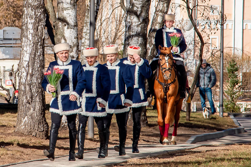 Всадники Кремлевской школы верховой езды поздравляют женщин на ВДНХ