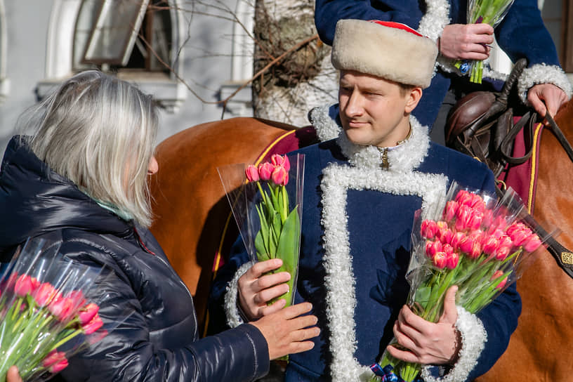 Всадники Кремлевской школы верховой езды поздравляют женщин на ВДНХ