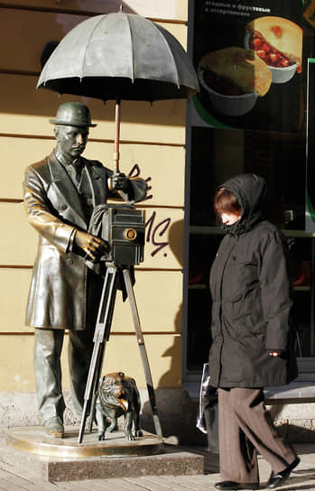 Памятник петербургскому фотографу (архитектор Лариса Домрачева, скульптор Борис Петров, 2001 год) на Малой Садовой в Санкт-Петербурге перед домом, где в начале XX века находилось ателье Карла Буллы
