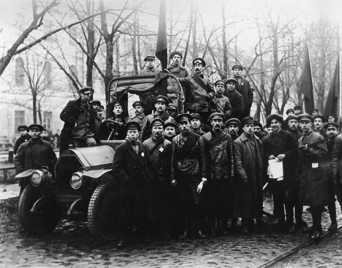 Отряд красногвардейцев на Конногвардейском бульваре в Петрограде, ноябрь 1917 года
