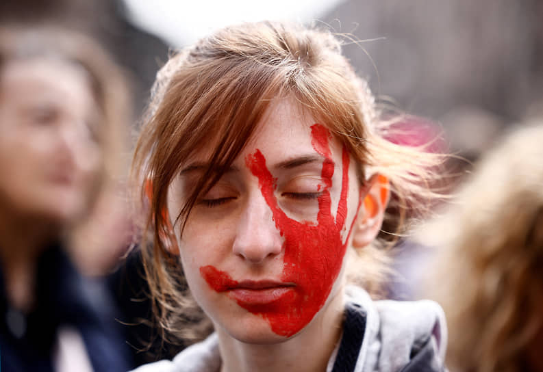 Участница женского митинга в Риме