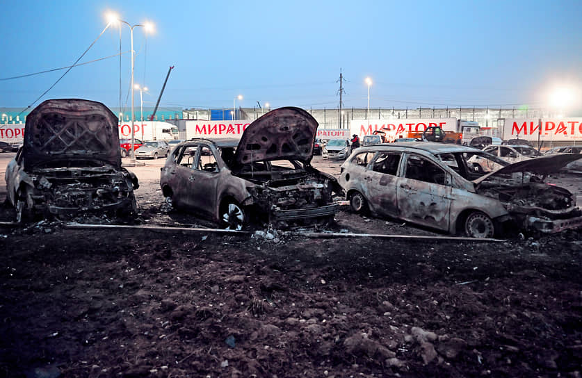 Сгоревшие автомобили на парковке в подмосковном Домодедово