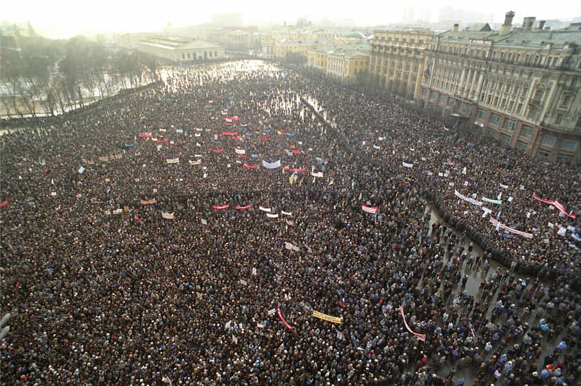 Гигантский митинг в Москве 4 февраля 1990 года был одним из обстоятельств, изменивших взгляд Горбачева на 6-ю статью и собственную партию в целом