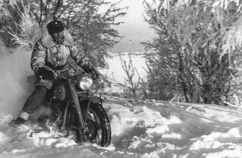 Шведский доброволец-связной на мотоцикле, февраль 1940 года. Швеция не принимала непосредственного участия в конфликте, однако  около 8 тыс. шведских добровольцев воевали на стороне Финляндии