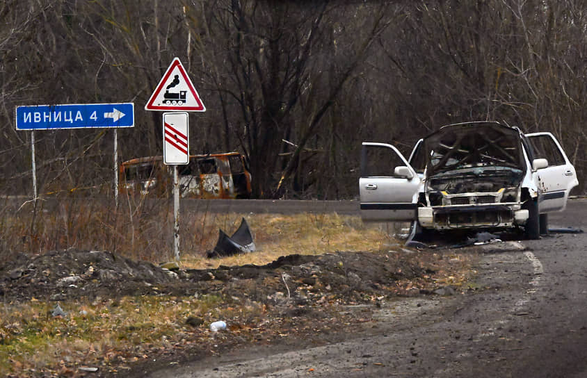 Разбитый автомобиль у железнодорожного переезда