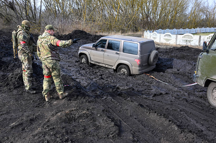 Застрявший автомобиль на размытой дороге