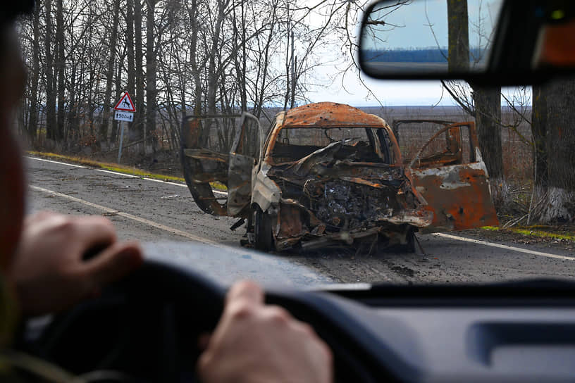 Сгоревший легковой автомобиль на дороге