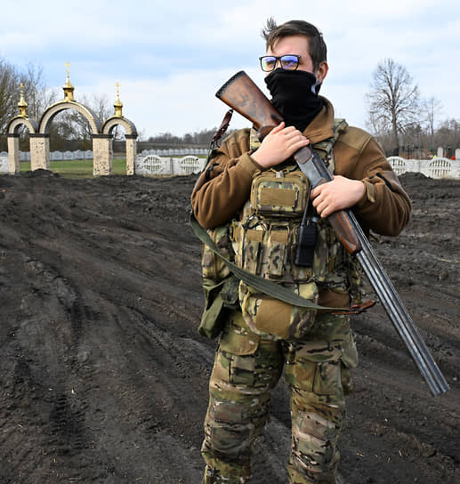 Военнослужащий у входа на территорию храма Воздвижения Креста Господня