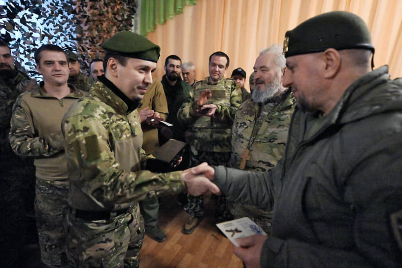 Командир группы Аида спецназа «Ахмат» (слева), и командир подразделения «Ахмат» генерал Апти Алаудинов (справа) на встрече с военнослужащими
