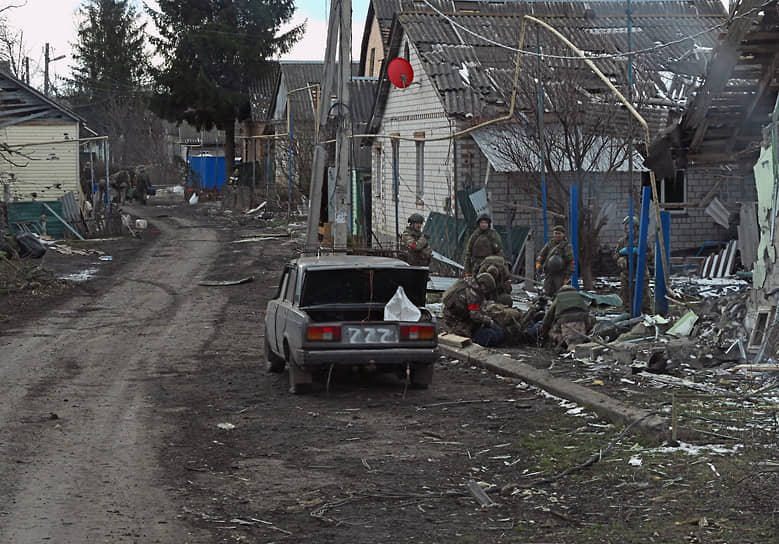 Разрушенные жилые дома и сгоревший автомобиль на улице