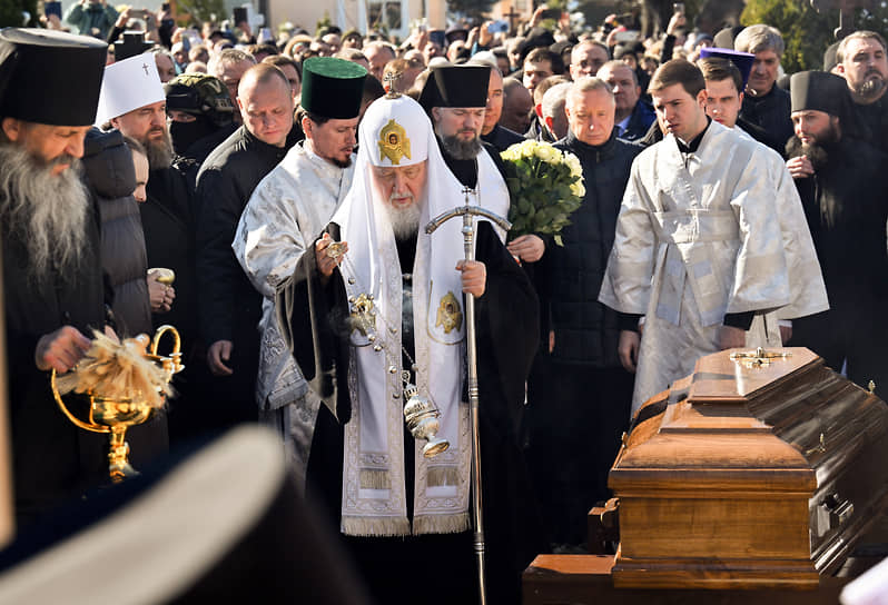 Патриарх Московский и Всея Руси Кирилл (в центре) на отпевании схиархимандрита Илии в мужском монастыре Оптина пустынь 