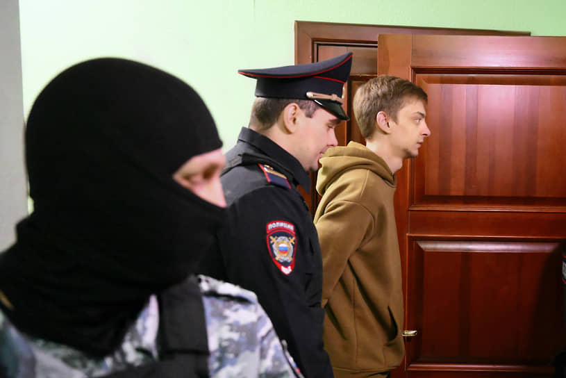 Обвиняемый Станислав Хамидулин перед началом заседания суда