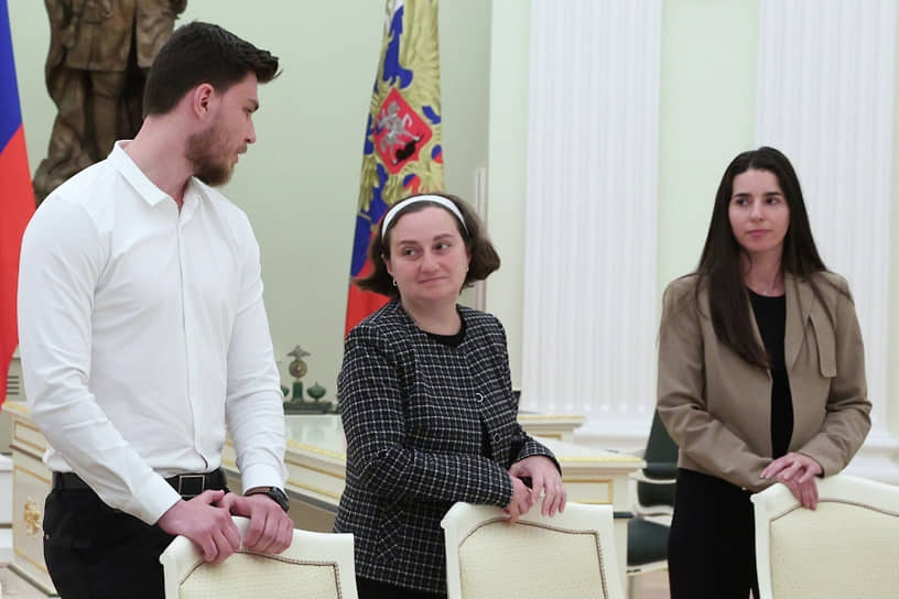 Александр Труфанов, его мама Елена Труфанова и невеста Сапир Коэн (слева направо) перед началом встречи с президентом 