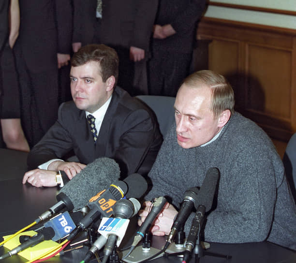 Дмитрий Медведев (слева) и Владимир Путин
