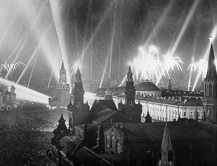 Поздним вечером 9 мая 1945 года небо над Москвой было подсвечено салютами так, что померкло бы любое современное лазерное шоу