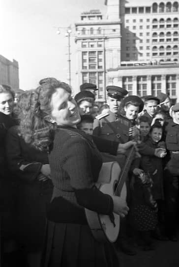 На заполненных миллионами людей улицах и площадях Москвы 9 мая 1945-го возникали стихийные маленькие праздники с песнями и плясками