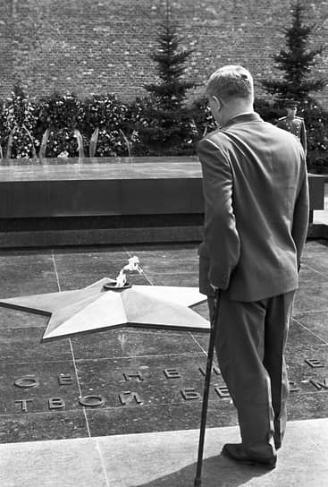 Мемориал Неизвестного Солдата у Кремлевской стены был открыть в 1967 году; в СССР именно он стал одним из главных символов 9 Мая — что касается парадов в День Победы, то кроме первого, в июне 1945-го, советская власть проводила их лишь трижды — в 1965-м, 1985-м и 1990-м