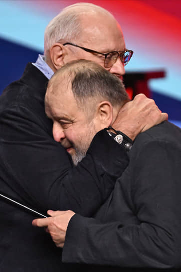 Президент кинофестиваля Никита Михалков (слева) вручает актеру Владимиру Ильину специальный приз «За вклад в мировой кинематограф»