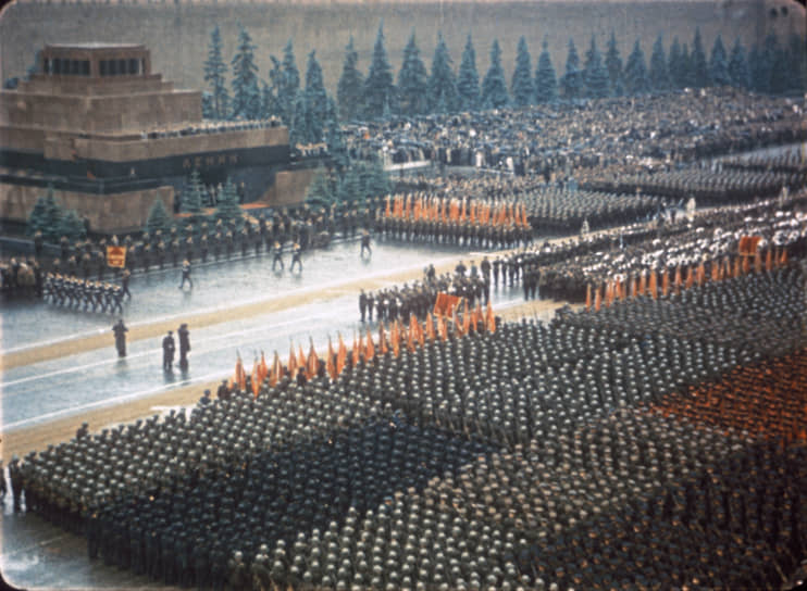 Если в ноябре 1941 года части с парада на Красной площади уходили прямо на фронт, то в июне 1945-го движение было обратным: в парадных расчетах стояли люди, только что вернувшиеся с фронта