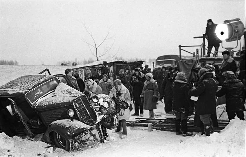 На съемках фильма «Горячий снег», 1972 год. Фильм поставлен по одноименному роману Юрия Бондарева и рассказывает об одном из самых драматических моментов Сталинградской битвы — Котельниковской оборонительной операции