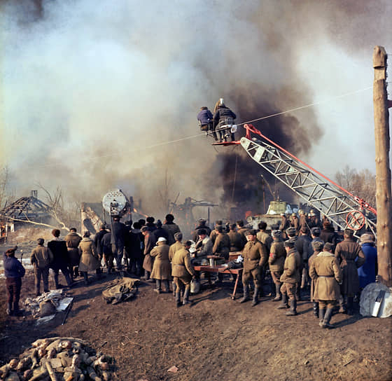 На съемках фильма «Горячий снег», 1972 год. Автор романа и сценария Юрий Бондарев сам был участником боев под Котельниково, где получил ранение. Кинооператор Федор Добронравов также был ветераном войны. Несмотря на то что действия происходят под Сталинградом, фильм снимали в Новосибирской области при сильных морозах. Технику для съемок и солдат для массовки предоставили в Сибирском военном округе