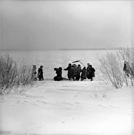На съемках фильма «Восхождение», 1976 год. Фильм «Восхождение» — первая советская картина, получившая «Золотого медведя» на Берлинском кинофестивале. Она поставлена по повести белорусского писателя-фронтовика Василя Быкова «Сотников» и рассказывает о нравственном выборе двух партизан, попавших в плен. Картину снимали в условиях, приближенных к реальным: обледенелый лес, сильный мороз, пронизывающий ветер в полях. На площадке даже не было вагончиков, где можно было бы согреться, чтобы актеры могли лучше прочувствовать своих персонажей