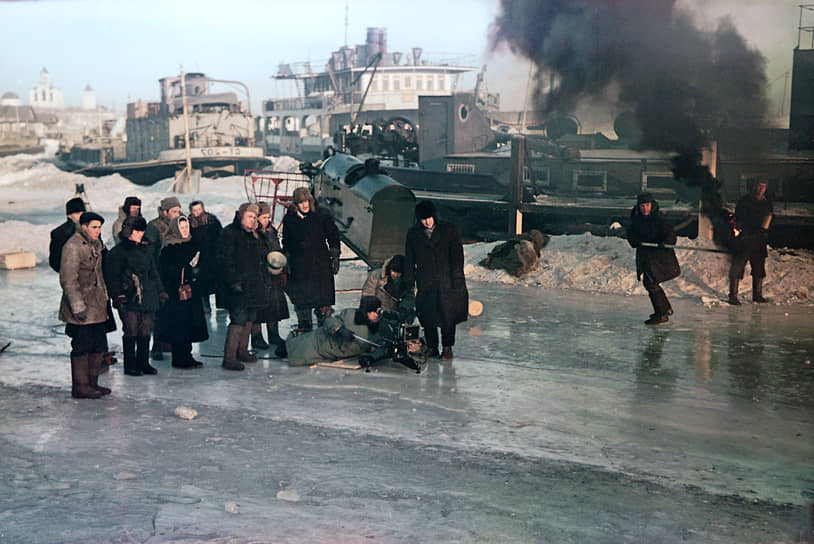 На съемках фильма «Чистое небо», 1961 год. «Чистое небо» — второй фильм Григория Чухрая, посвященный Великой Отечественной войне. Первым была легендарная «Баллада о солдате». В «Чистом небе» режиссер затронул важный вопрос, о котором долго не принято было говорить, — отношения к солдатам, попавшим в плен во время войны. По сюжету главного героя увольняют с работы и исключают из партии, даже несмотря на то что из плена он бежал