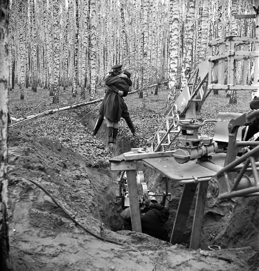 Валентин Зубков и Валентина Малявина на съемках фильма «Иваново детство», 1962 год. Первый полнометражный фильм Андрея Тарковского «Иваново детство» создан по повести «Иван» фронтовика Владимира Богомолова. В фильме показывается противоестественность войны через сны главного героя, в которых он видит себя счастливым ребенком, а также за счет короткой любовной линии Холина и Маши. Картина получила «Золотого льва» Венецианского кинофестиваля