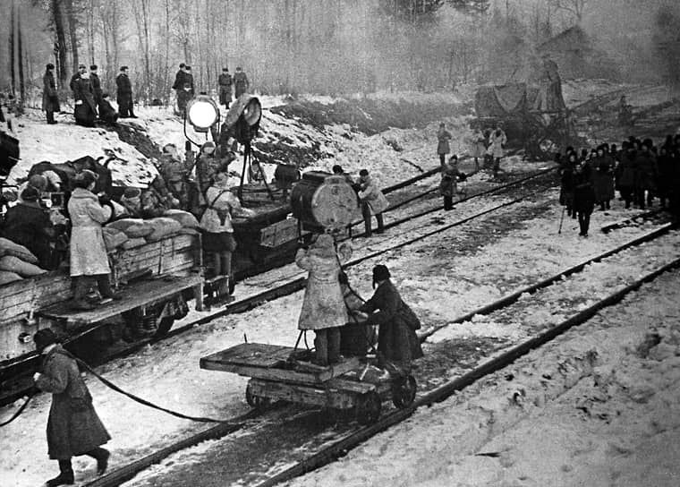 На съемках фильма «В 6 часов вечера после войны», 1944 год. Пророческий фильм Ивана Пырьева, в котором Победа была показана еще в 1944 году. После выхода фильма фронтовики стали назначать своим любимым свидания на Каменном мосту. Съемки велись в холодных павильонах в эвакуации в Ташкенте, а натуру снимали в освобожденной Истре. В кадре можно увидеть настоящий бронепоезд и самолет, а также девушек-зенитчиц, которые снялись в картине